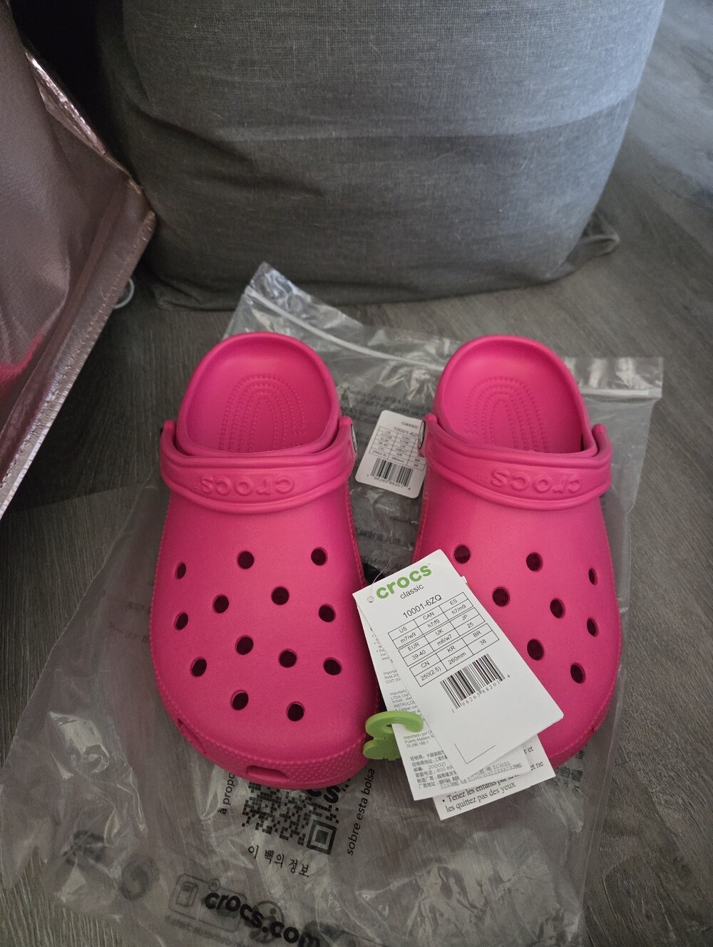 CROCS Women Size 9 Men Size 7 Classic Clogs in Dragon Fruit- Hot Pink Nwt - Picture 4 of 5